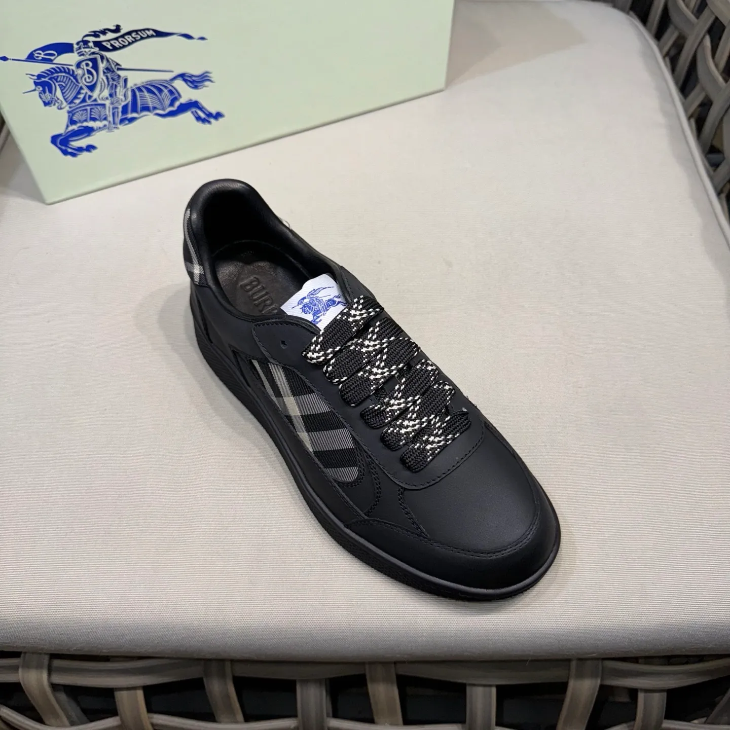 [Burberry] Top P: 680💰Size: 38-44 (45.46 custom-made) Burberry official website synchronized men's classic low-top sneakers | Made of original first-layer cowhide | Decorated with renewed brand logo | First-layer cowhide lining | Heel decorated with Burberry letter embossed logo | Original TPU outsole.